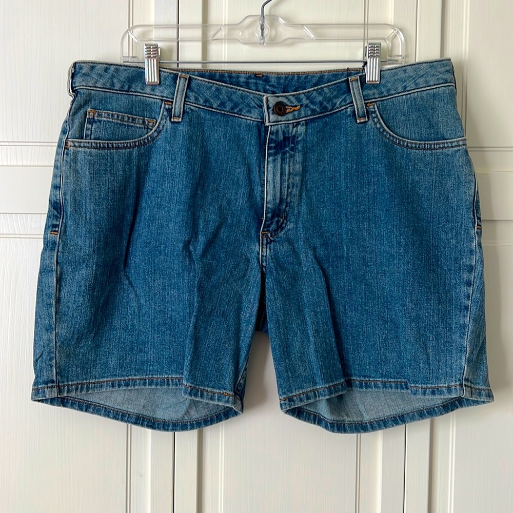 NWT size 16 Women’s Carhartt Curvy Fit Denim Shorts